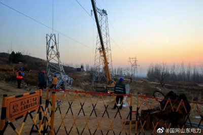 國網(wǎng)寧陽縣供電公司施工人員奮戰(zhàn)在110千伏辛安線建設(shè)現(xiàn)場