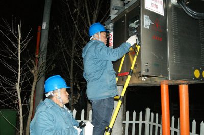對服務(wù)區(qū)內(nèi)高負荷線路設(shè)備開展夜間特巡
