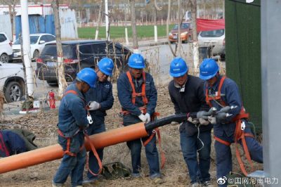 對范縣110千伏義和站10千伏和10號Ⅰ、和11號Ⅱ金堤西線進行組塔架線工作