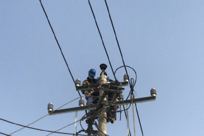 對(duì)10千伏城閘線更換橫擔(dān)