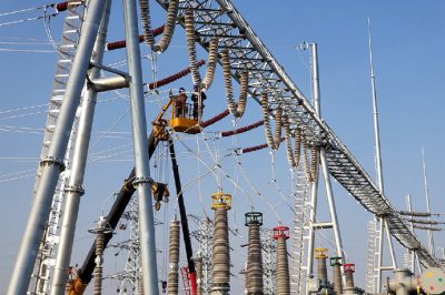 500千伏輸變電工程現(xiàn)場(chǎng)進(jìn)行引流安裝作業(yè)