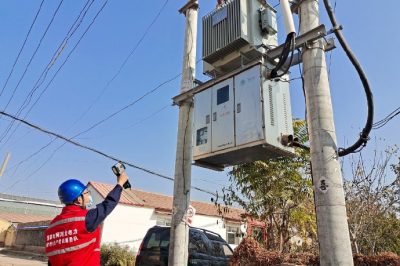 對(duì)宋屯子村的煤改電配電變壓器進(jìn)行巡視及測(cè)溫工作