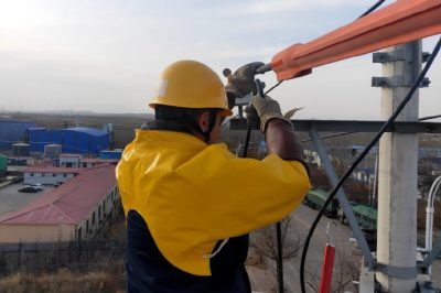 對(duì)10千伏鋼廠線050路125號(hào)桿進(jìn)行帶電接引工作