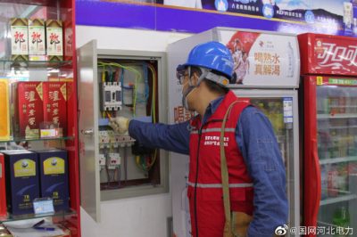 國網(wǎng)海興縣供電公司為村民檢查供暖設(shè)備，確保設(shè)備運行正常