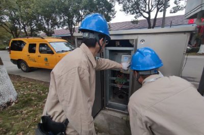 初始化集中器，對接線盒等地方的螺絲進(jìn)行緊固