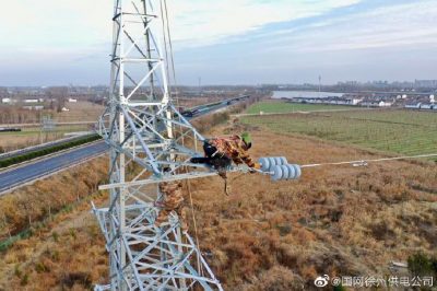 在35千伏慶核電27號(hào)塔上緊線