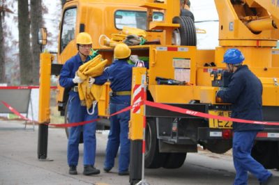 在慈城鎮(zhèn)彭山變五星線60號桿帶電新裝智能開關(guān)1臺