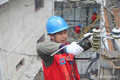 國網(wǎng)休寧縣供電公司為扶貧項(xiàng)目新建的民宿裝表接電