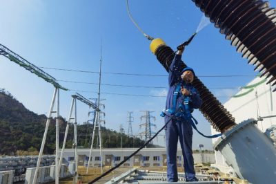 變電管理所檢修一班開啟“逢停必清洗”防污閃工作