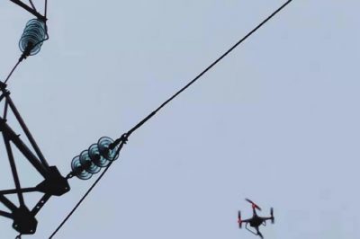 操控?zé)o人機(jī)，對(duì)35千伏潯東線進(jìn)行巡視