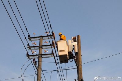 在10千伏前宋線42號(hào)桿帶電接引流導(dǎo)線