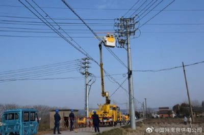 開展雄州變，龍池變，程橋變和長城變開展帶電安裝護(hù)套工作
