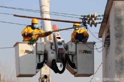 帶電斷接十二廟臺區(qū)的引流線，更換老化的跌落開關