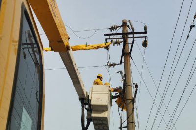 ?帶電作業(yè)人員在10千伏昌山線崇龍服裝廠支線36號桿處帶電更換跌落式熔斷器