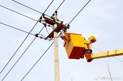 為10千伏邢王線白鶴觀支線17號桿新上300千伏安春灌配變實施帶電接火作業(yè)