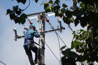 門農(nóng)線化工支線11號桿進行線路遷改工作