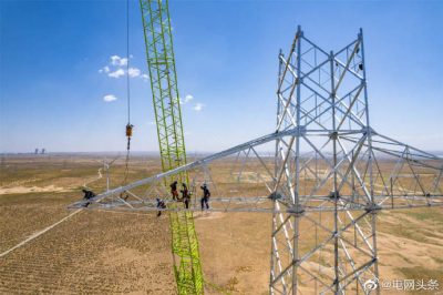 140.4米！西北最高電力鐵塔組立完畢