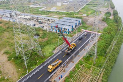 拆除廢舊電力鐵塔 便于市政工程建設