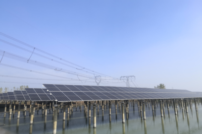 華潤(rùn)潛江熊口100兆瓦漁光互補(bǔ)項(xiàng)目并網(wǎng)發(fā)電